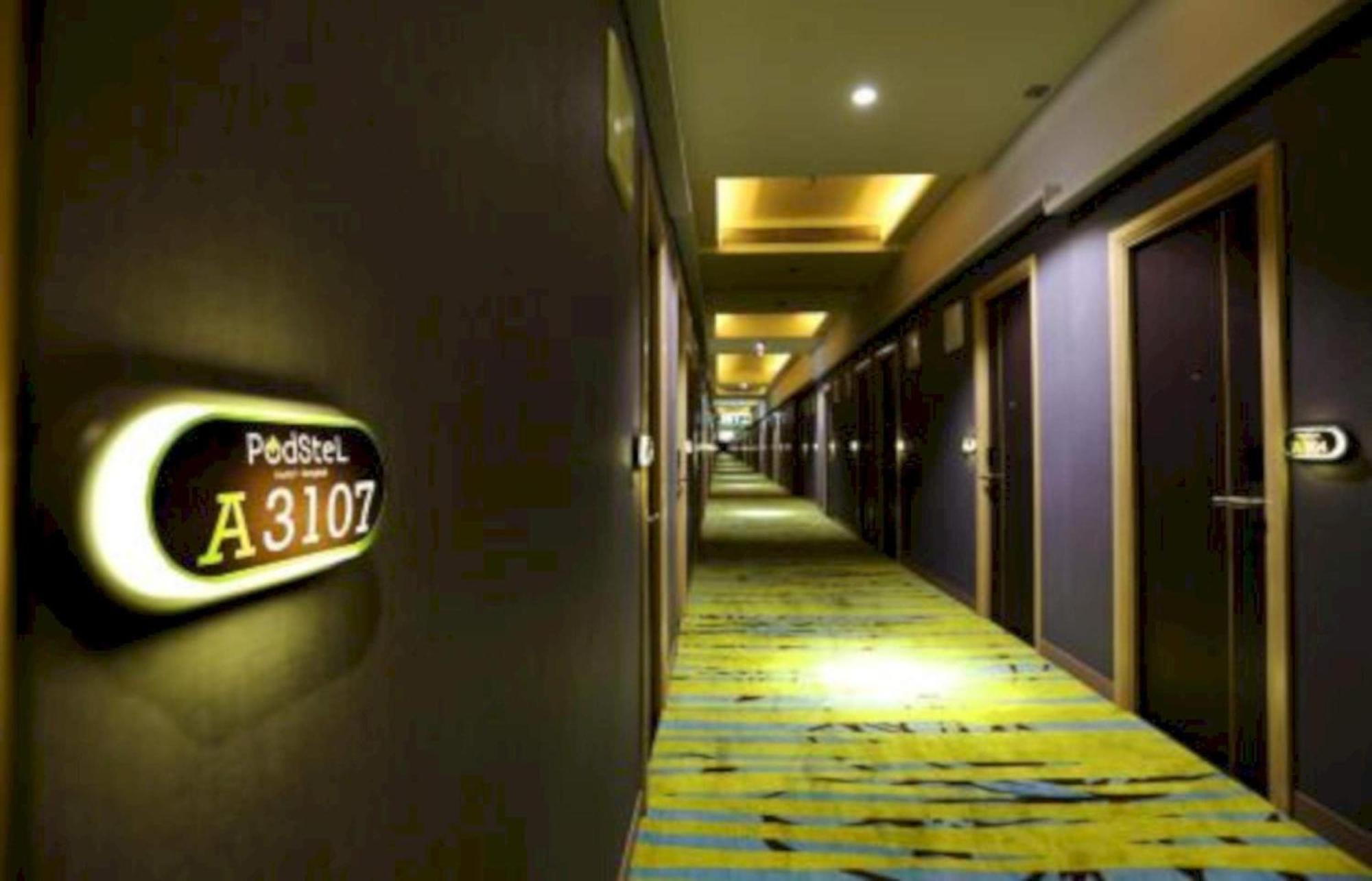 Capital O 75451 Podstel Hostel バンコク都 エクステリア 写真